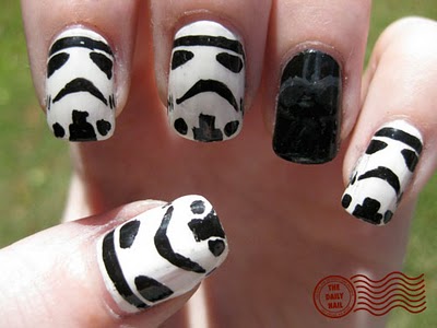 Daily-Nail-May-the-4th Manicure de stormtrooper et darth vader